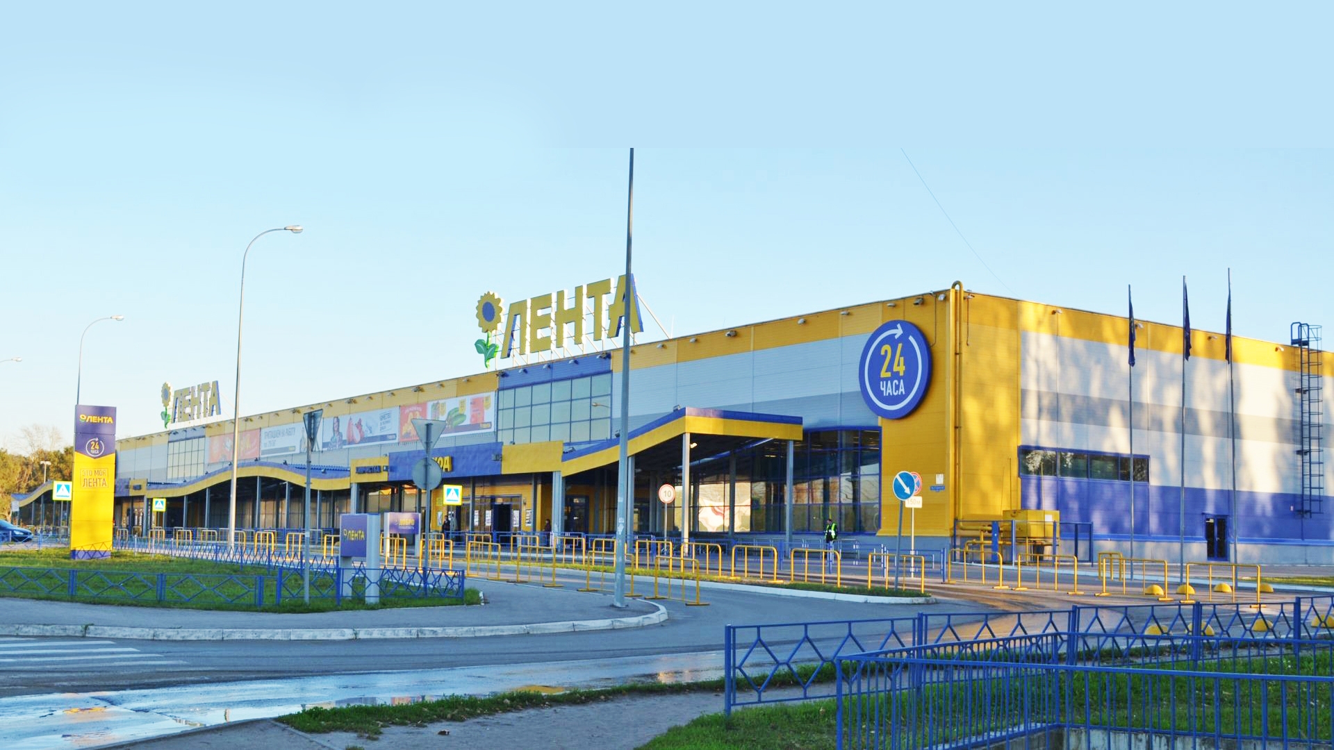 6. Торговый комплекс "Лента" на проспекте Строителей, 2б в г. Пензе. 2009 г.